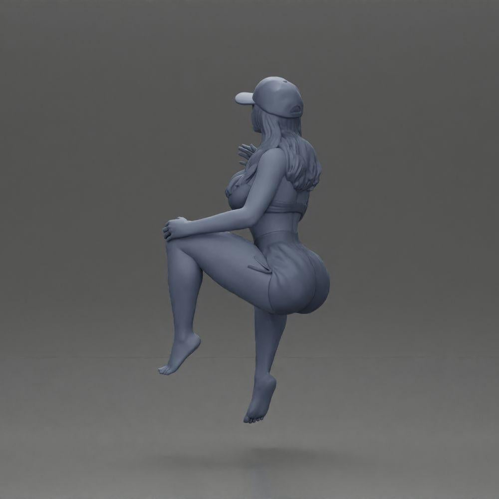 Diorama modélisme photo produit 9 : Figurine diorama : Miniature féminine assise, haut bleu et shorts, casquette, pieds nus - pose détendue (Ref Nr. A133)