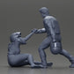 Diorama Modélisme Photo produit 17 : Miniature-Diorama : Un homme aide une motarde tombée, tenant un casque de moto (Ref Nr. A91)