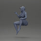 Diorama Modélisme Photo produit 10 : Figurine de diorama : Miniature féminine assise, haut bleu et shorts, casquette, pieds nus - pose détendue (Ref Nr. A133)