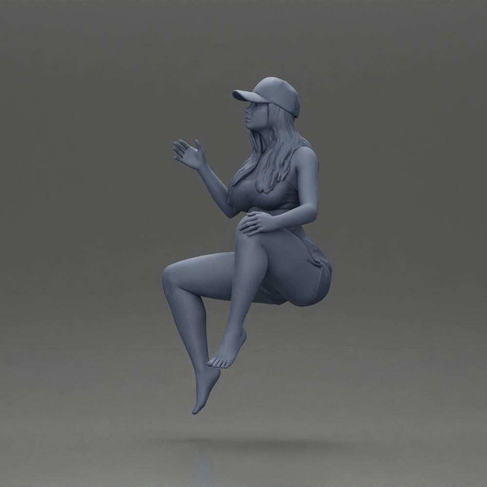Diorama Modélisme Photo produit 10 : Figurine de diorama : Miniature féminine assise, haut bleu et shorts, casquette, pieds nus - pose détendue (Ref Nr. A133)