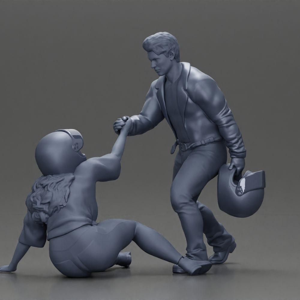 Diorama modélisme photo produit 18 : Miniature-diorama : Homme aide une motarde tombée, tient un casque de moto (Ref Nr. A91)