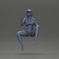 Diorama modélisme photo produit 11 : Figurine diorama : Miniature féminine assise, haut bleu et shorts, casquette, pieds nus - pose détendue (Ref Nr. A133)