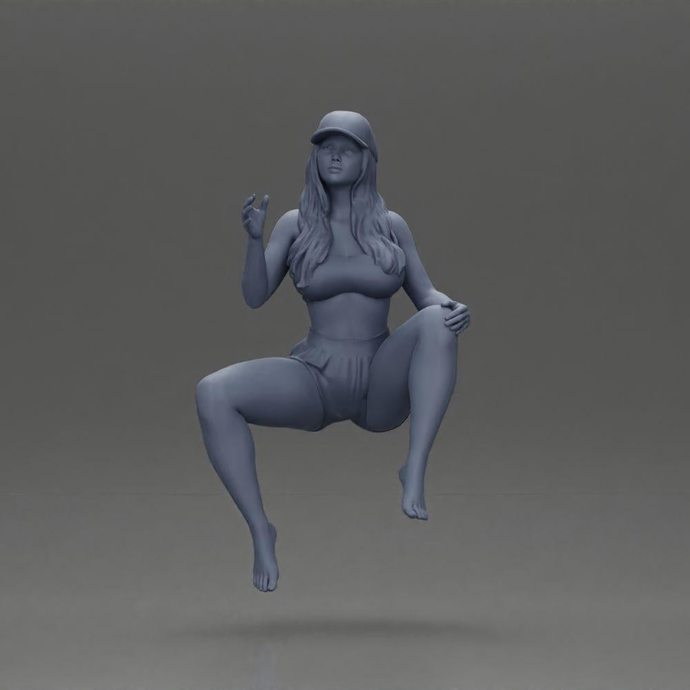 Diorama modélisme photo produit 11 : Figurine diorama : Miniature féminine assise, haut bleu et shorts, casquette, pieds nus - pose détendue (Ref Nr. A133)