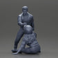 Diorama Modélisme Photo de produit 19 : Miniature-Diorama : Un homme aide une motarde tombée, tenant un casque de moto (Ref Nr. A91)