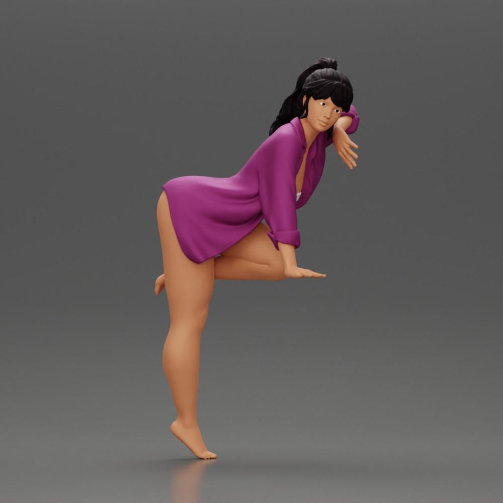 Diorama Modélisme Photo Produit 0 : Miniature de diorama : Figurine féminine en chemise longue et bikini, appuyée sur la table (Ref Nr. A52)