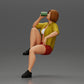 Diorama modélisme photo produit 0 : Miniature : Femme jeune assise sur une chaise, jambe repliée, buvant dans une tasse (Ref Nr. A57)