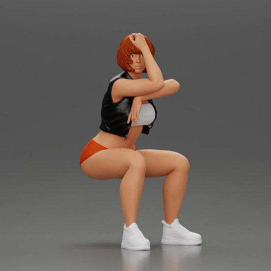 Diorama modélisme photo produit 0: Figurine miniature assise: Femme en veste en cuir courte, top, shorts et baskets (Ref Nr. A61)