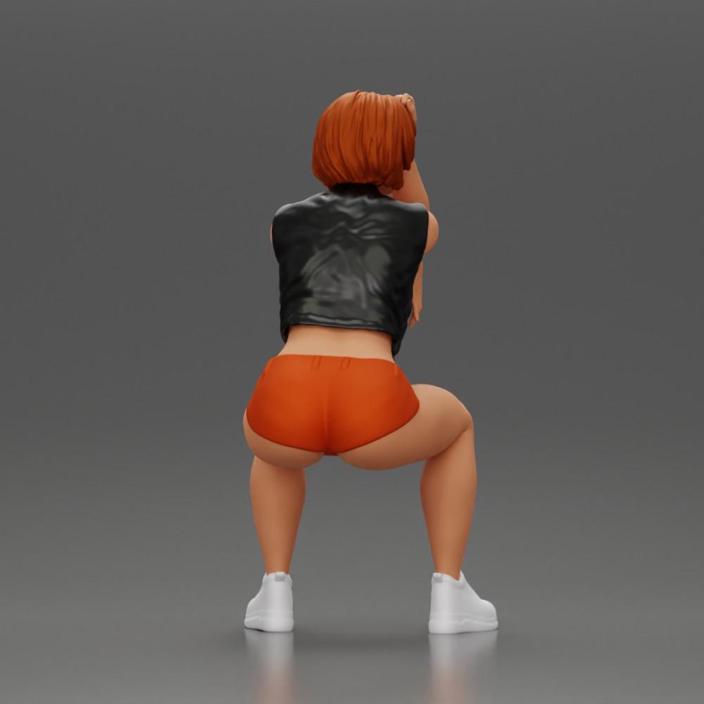 Diorama modélisme photo de produit 2 : Figurine miniature assise : Femme avec une veste en cuir courte, un top, un short et des baskets (Ref Nr. A61)