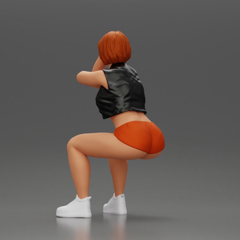 Diorama modélisme photo produit 3 : Figurine miniature assise : Femme avec veste en cuir courte, top, shorts et baskets (Ref Nr. A61)