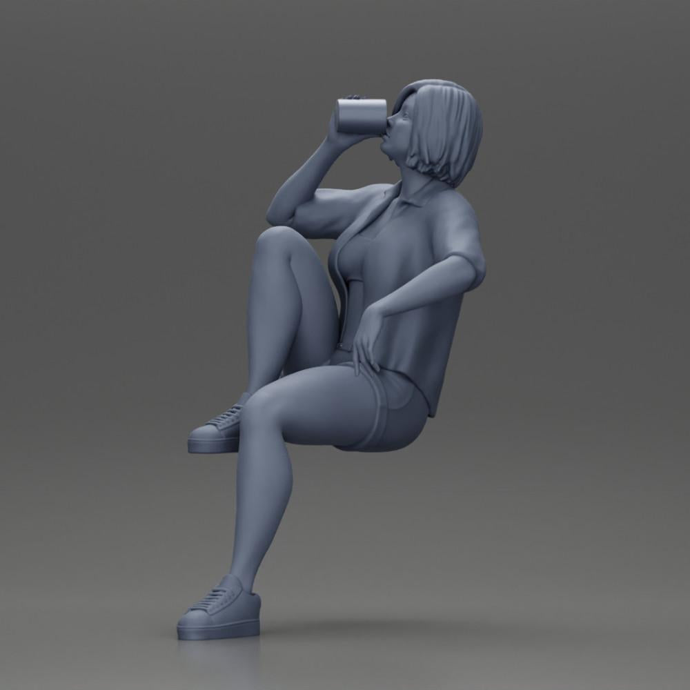 Diorama modélisme photo produit 6 : Miniature : Femme jeune assise sur une chaise, jambe repliée, buvant dans une tasse (Ref Nr. A57)
