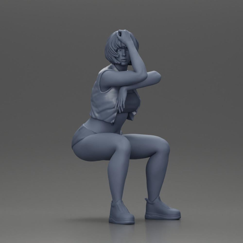 Diorama modélisme photo de produit 6 : Figurine miniature assise : Femme en veste en cuir courte, top, shorts et baskets (Ref Nr. A61)