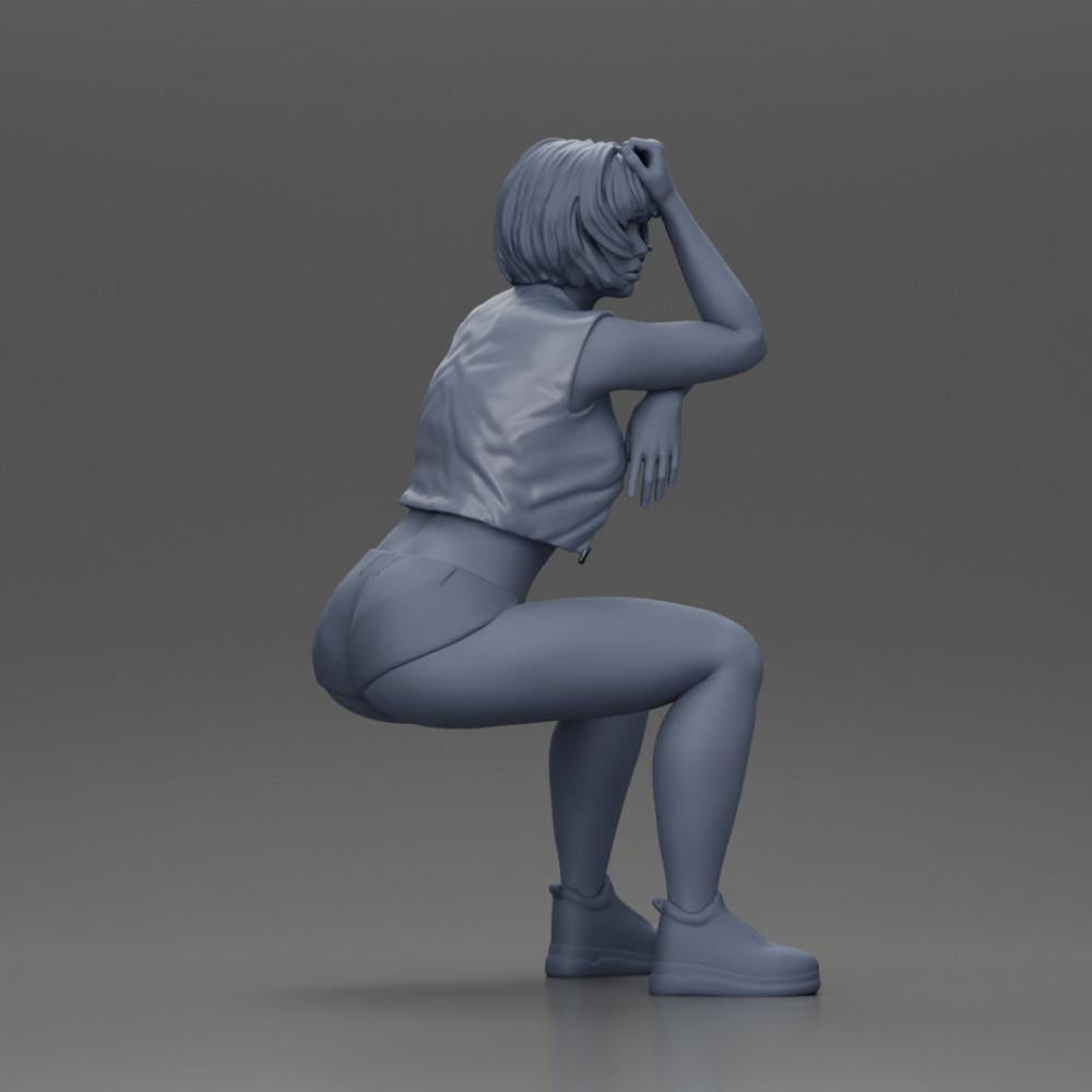 Diorama modélisme photo de produit 7 : Figurine miniature assise : Femme avec veste en cuir courte, top, shorts et baskets (Ref Nr. A61)