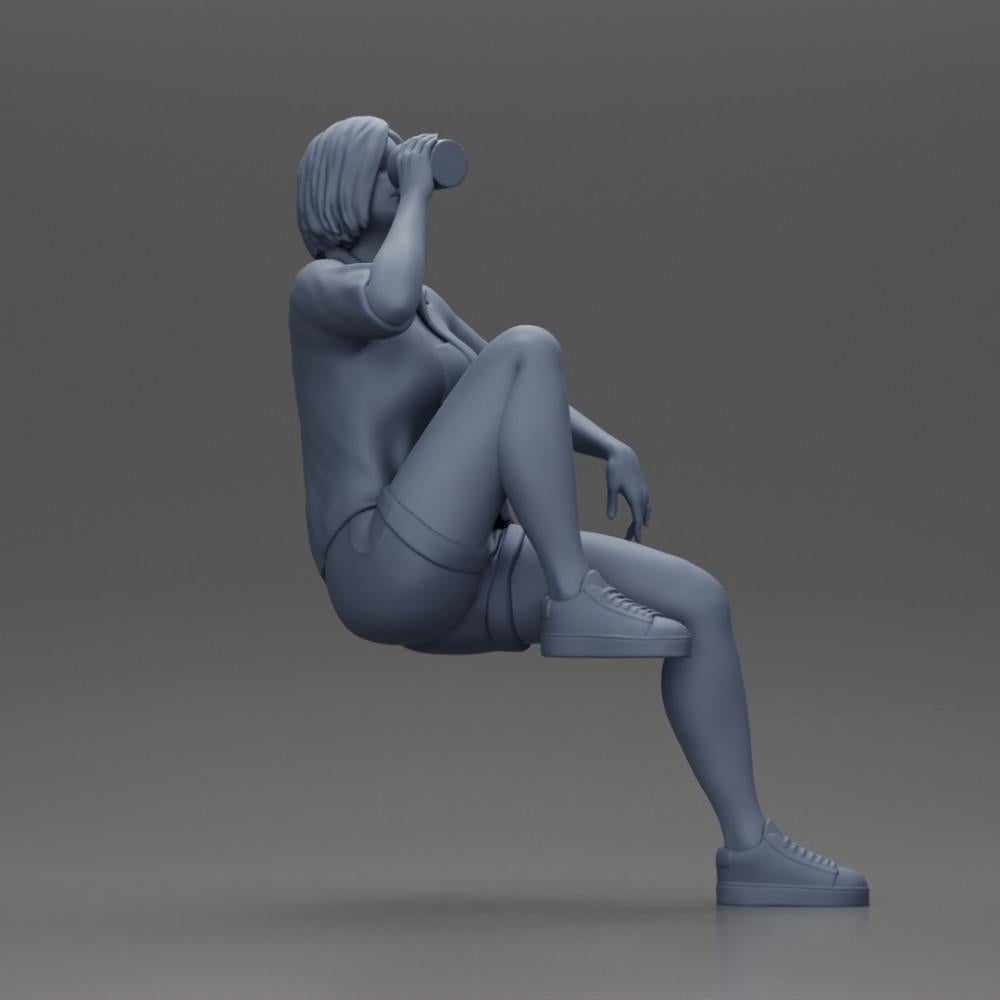 Diorama modélisme photo produit 8 : Miniature : Jeune femme assise sur une chaise, jambe repliée, buvant dans une tasse (Ref Nr. A57)