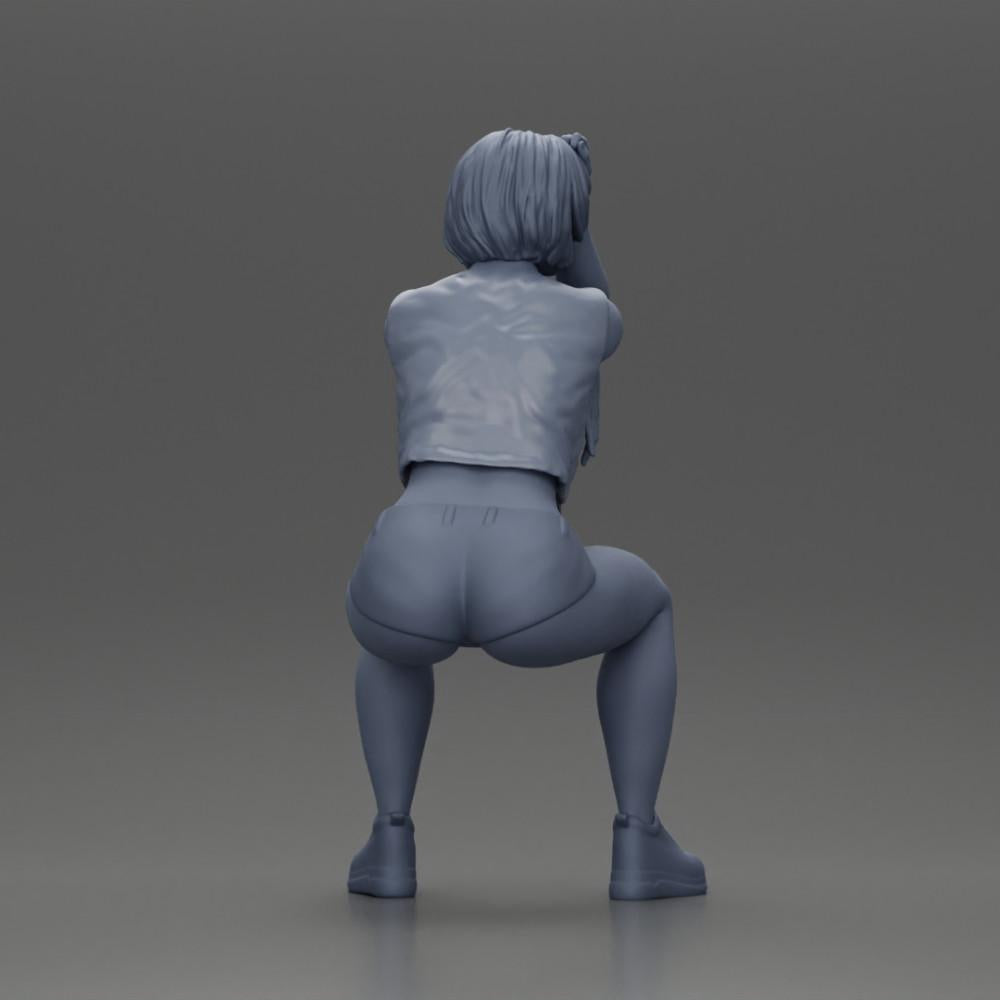 Diorama modélisme photo de produit 8 : Figurine miniature assise : Femme avec veste en cuir courte, top, shorts et baskets (Réf n° A61)