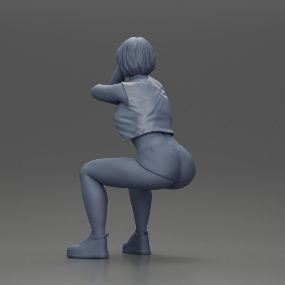 Diorama modélisme photo produit 9 : Figurine miniature assise : Femme en veste en cuir courte, top, shorts et baskets (Ref Nr. A61)