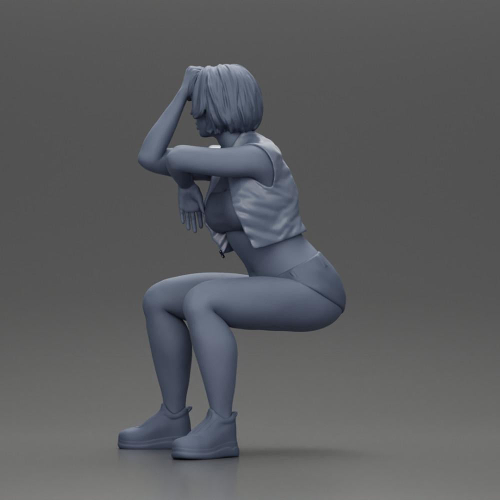 Diorama modélisme photo de produit 10 : Figurine miniature assise : Femme avec veste en cuir courte, top, shorts et baskets (Ref Nr. A61)