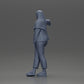 Diorama modélisme photo produit 10 : Figurine de femme avec foulard et veste, appuyée sur une voiture, bras tendu (Ref Nr. A59)