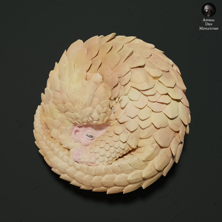 Photo du produit figurine animale Animal Den Miniatures 0 : figurine d’animal sauvage : pangolin de Malaisie - enroulé (23_05_09)