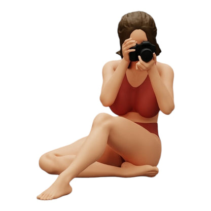 Photo de produit de modélisme diorama 0 : Photographe en bikini assise tenant une caméra (Réf n° A35)