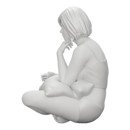 Diorama modélisme photo produit 0 : Fille assise devant la télévision avec des coussins sur les jambes (Réf n° A36)