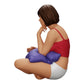 Diorama modélisme photo produit 0 : Fille assise devant la télévision avec des coussins sur les jambes (Réf n° A36)