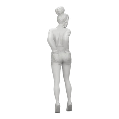 Diorama modélisme photo produit 0 : Fille sexy en shorts et mini-shirt ouvert avec les mains dans la poche arrière (Réf n° A38)