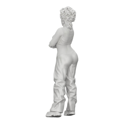 Photo de produit de modélisme diorama 0 : Fille aux cheveux bouclés en pantalon large avec les bras croisés (Ref Nr. A39)