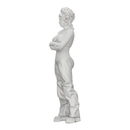 Photo de produit de modélisme diorama 0 : Fille aux cheveux bouclés en pantalon large avec les bras croisés (Ref Nr. A39)