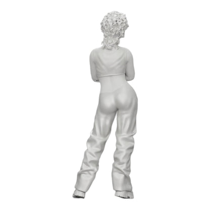Photo de produit de modélisme diorama 0 : Fille aux cheveux bouclés en pantalon large avec les bras croisés (Ref Nr. A39)