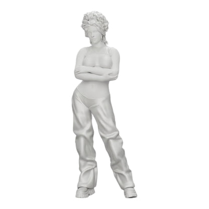 Photo de produit de modélisme diorama 0 : Fille aux cheveux bouclés en pantalon large avec les bras croisés (Ref Nr. A39)