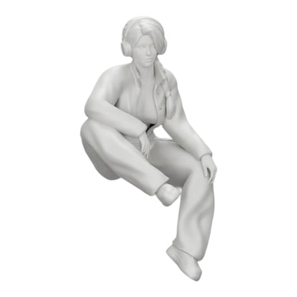 Photo de produit de modélisme diorama 0 : Jeune fille assise écoutant de la musique avec des écouteurs (Réf n° A42)