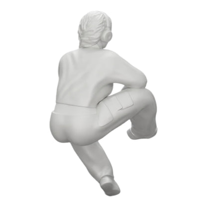 Photo de produit de modélisme diorama 0 : Jeune fille assise écoutant de la musique avec des écouteurs (Réf n° A42)