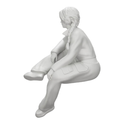 Photo de produit de modélisme diorama 0 : Jeune fille assise écoutant de la musique avec des écouteurs (Réf n° A42)
