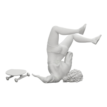 Photo de produit de modélisme diorama 0 : Fille aux cheveux bouclés tombant de son skateboard en faisant du sport (Réf n° A44)