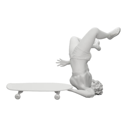 Photo de produit de modélisme diorama 0 : Fille aux cheveux bouclés tombant de son skateboard en faisant du sport (Réf n° A44)