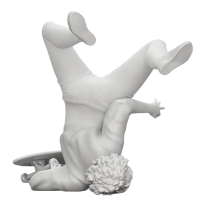 Photo de produit de modélisme diorama 0 : Fille aux cheveux bouclés tombant de son skateboard en faisant du sport (Réf n° A44)