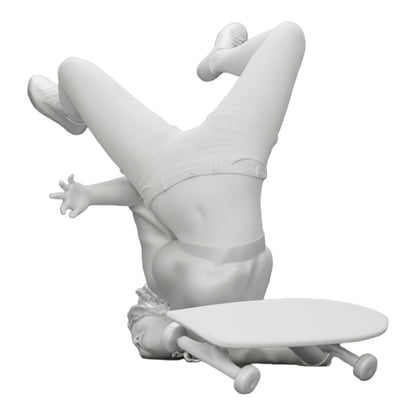 Photo de produit de modélisme diorama 0 : Fille aux cheveux bouclés tombant de son skateboard en faisant du sport (Réf n° A44)