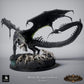 Photo du produit Tabletop 28mm Lord of the Print (LotP) 5: Tabletop Ensemble de miniatures fantastiques : Chasse au Dragon Noir - Dragon Noir avec chiens de chasse sur base rocheuse scénographique (26_03_A1)