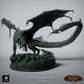 Photo de produit Tabletop 28mm Lord of the Print (LotP) 6: Tabletop Ensemble de miniatures fantastiques : Chasse au dragon noir - Dragon noir avec chiens de chasse sur base rocheuse scénographique (26_03_A1)