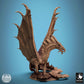 Photo de produit Tabletop 28mm Lord of the Print (LotP) 1 : Miniature Tabletop : Ancien Grand Dragon Wyrm, Lindwurm - Dragon d'Or, Figur de Boss, rugissant avec des ailes déployées sur une base rocheuse (24_11_A7)