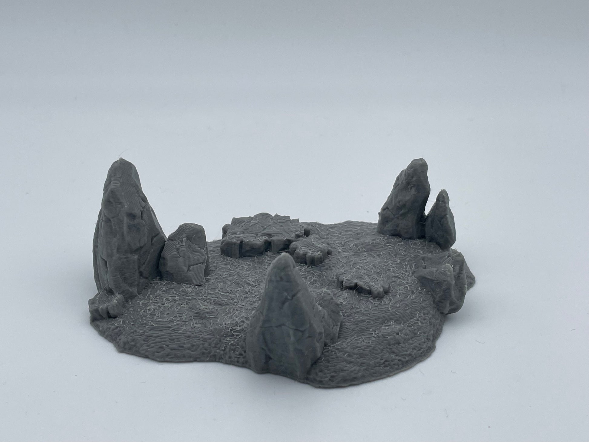 Photo de produit Tabletop 28mm The Printing Goes Ever On (TPGEO) 0 : Terrain de colline Type G - Élévation douce dans un paysage herbeux - Rochers