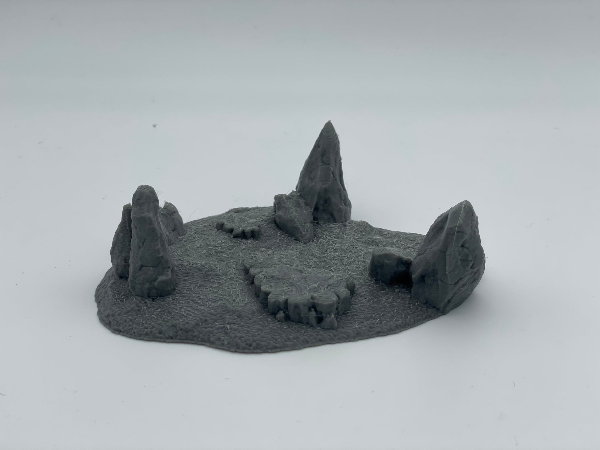 Photo de produit Tabletop 28mm The Printing Goes Ever On (TPGEO) 0 : Terrain de colline Type G - Élévation douce dans un paysage herbeux - Rochers