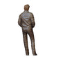 Homme en similicuir avec t-shirt – silhouette à la posture décontractée (réf. n° 408)