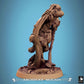 Photo produit Tabletop 28mm Lord of the Print (LotP) 1 : Miniature fantastique : Chaman rongeur et druide, magicien des forêts avec un bâton noueux en pose dynamique de saut sur base forestière, modèle de personnage souris/rat (25_07_Q7)