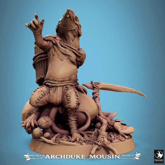 Photo de produit Tabletop 28mm Lord of the Print (LotP) 0 : Miniature Tabletop : Homme-rat Ratfolk Chaman/Druide, Chef de tribu, Pillard/Collecteur - accroupi avec faucille, sac à dos en osier et socle en champignon (25_07_Q1)