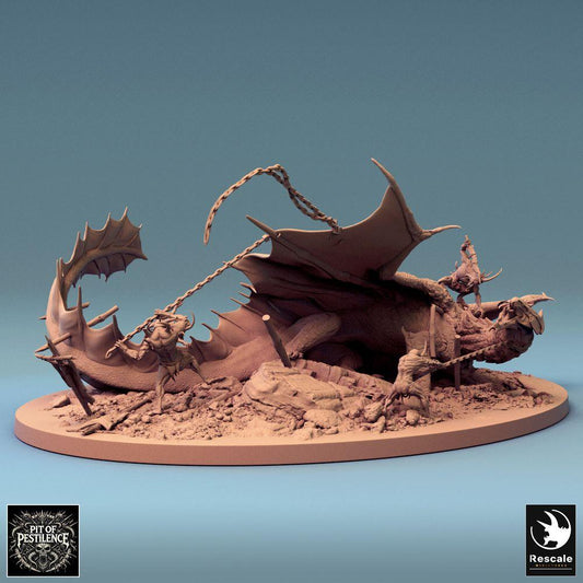Photo du produit Tabletop 28mm Lord of the Print (LotP) 0 : Miniature Tabletop : Dragon en laiton Brass Dragon - Grand dragon, Wyrm ; Boss de chasseur de dragons - Rencontre de chasse avec chaînes et lance sur base de diorama (24_08_A1)