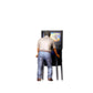 Photo produit de modélisme pour diorama 3 : figurine debout : homme devant une machine de flipper, les deux mains posées dessus (réf. n° 519)