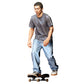Photo produit de modélisme pour diorama 4 : figurine debout de skateur en posture dynamique sur skateboard (réf. n° 530)