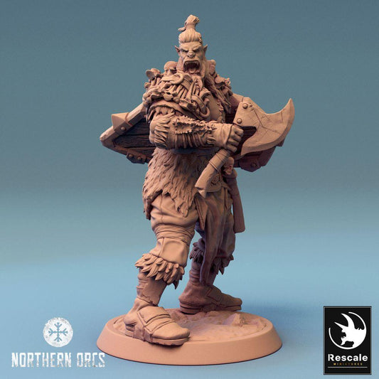 Produktfoto Tabletop 28mm Lord of the Print (LotP) 0: Tabletop Miniatur: Ork Krieger / Orc Warrior mit Axt und Schild - Berserker, Champion, Kriegshäuptling, brüllender Anführer (24_04_H4)