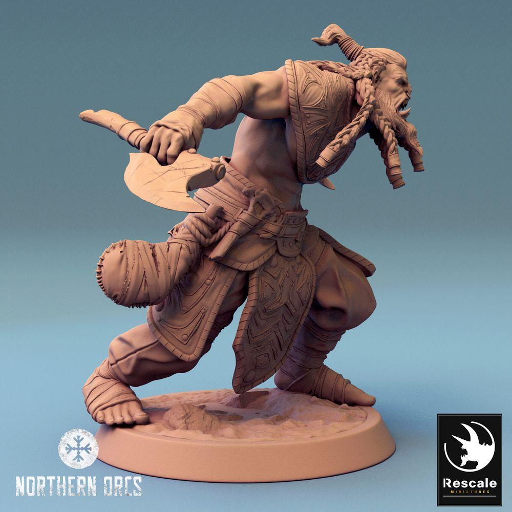 Photo de produit Tabletop 28mm Lord of the Print (LotP) 0 : Miniature Tabletop : Orque Berserker avec hache et dague - Barbare Orque, combattant à la hache dans un cri de guerre (24_04_H6)